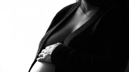 sesión de embarazada blanco y negro en interior, Bilbao